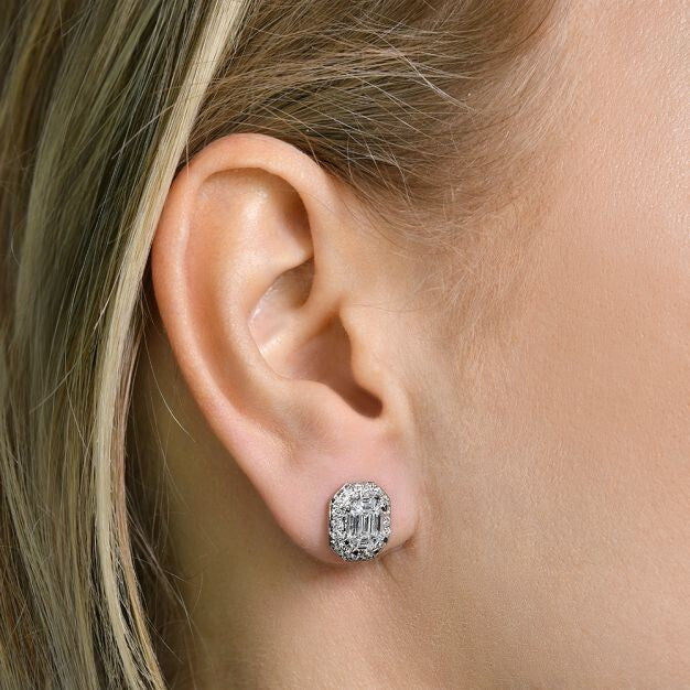 18ct White Gold Baguettes & Emerald Centre 1.40ctw Diamond Studs Hallmarked