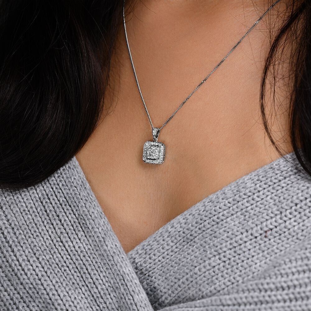18ct White Gold 0.50ct G/Vs Diamond Pendant and 18" Chain