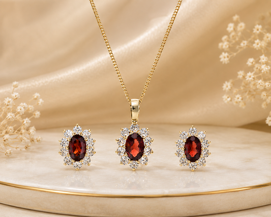 Elegant Garnet Jewellery Set in Yellow Gold – Pendant Necklace & Matching Stud