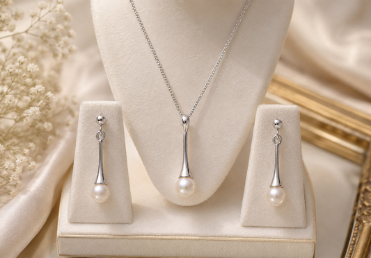Elegant White Gold Freshwater Pearl Jewellery Set – Matching Pendant & Earrings