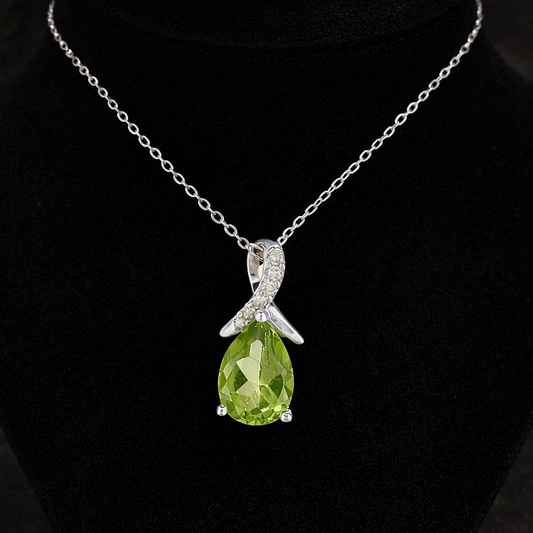 9ct White Gold Peridot Pendant With Diamond Kiss 18" 46cm Length Chain