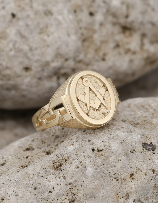9ct Yellow Gold Masonic Ring Curb Link Shoulders Hallmarked