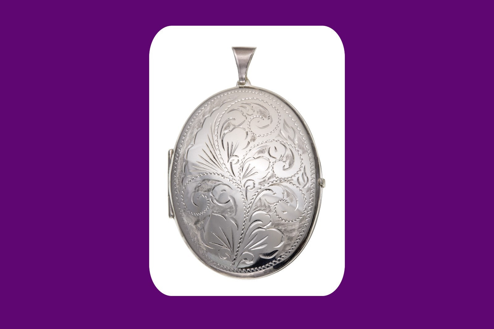 Large Engraved Oval Locket in Silver with Intricate Floral Designs and a Secure Closure